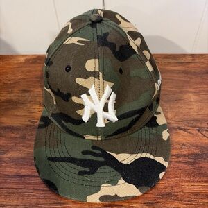 Men’s SnapBack Camouflage Baseball Cap with NY Yankees Logo